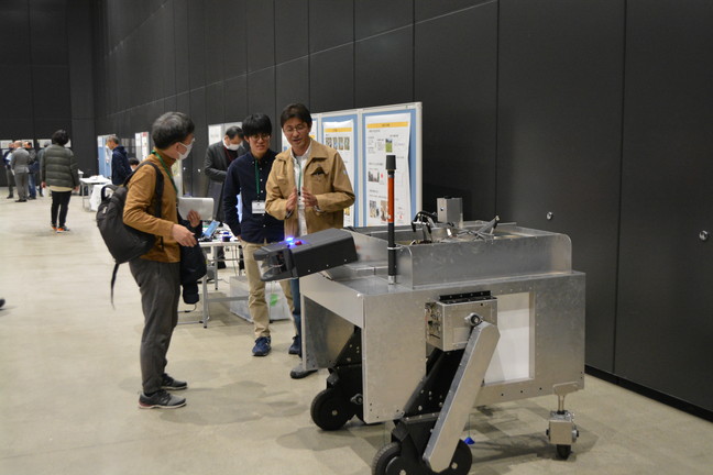 兵庫県立大学 カモミール自動収穫ロボットの紹介